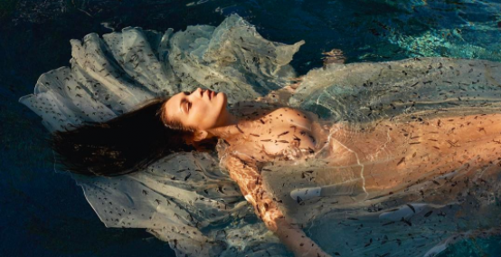 Bella Hadid rozebrana w wodzie